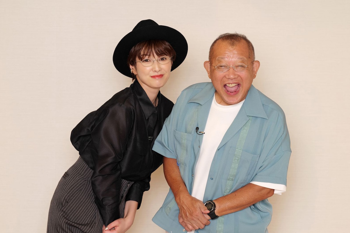 左から吉瀬美智子と笑福亭鶴瓶。