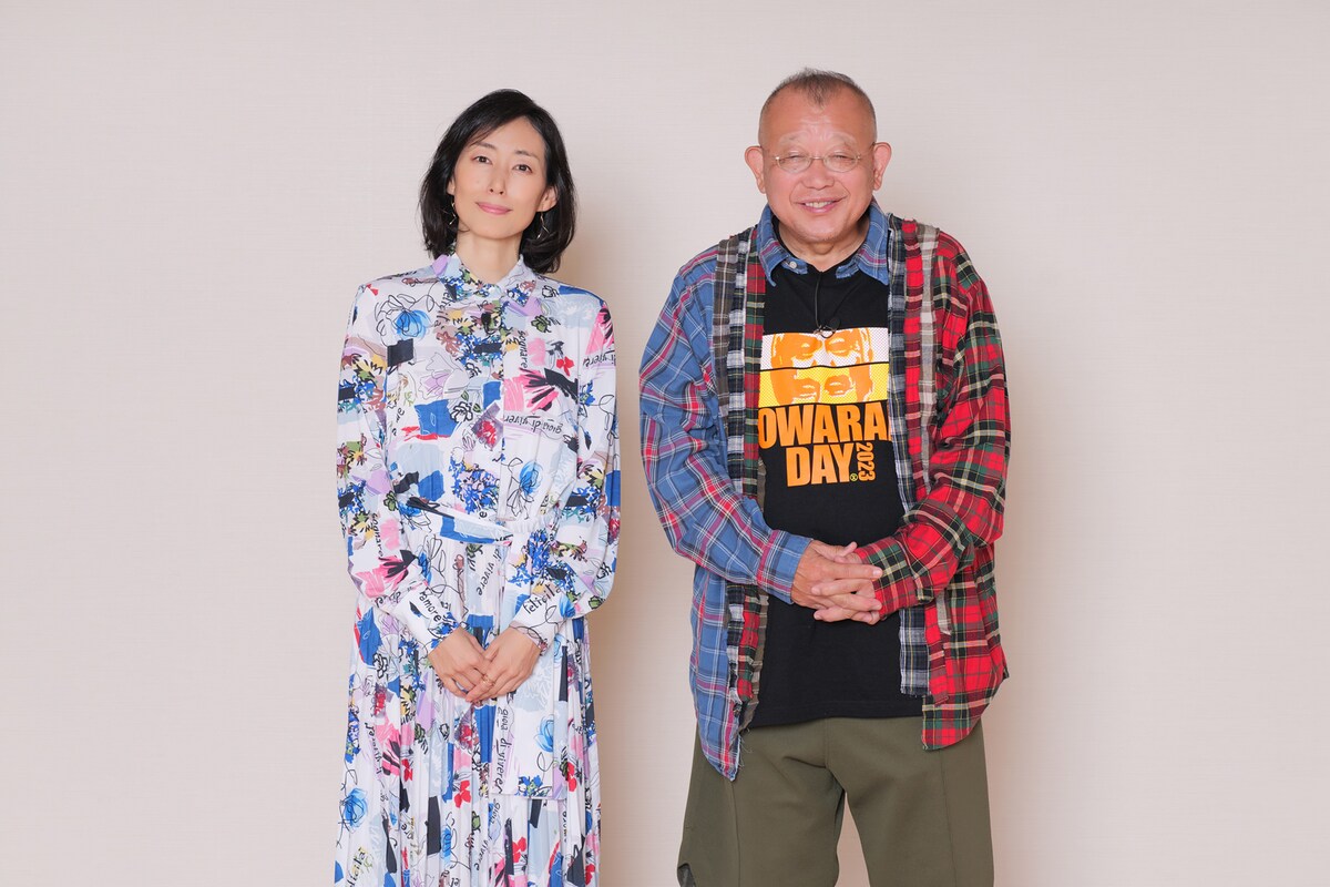 左から木村多江、笑福亭鶴瓶。