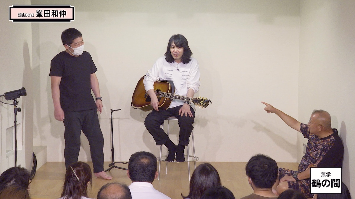 峯田和伸のギターのチューニングも担当しているスタッフの八木氏（左）。