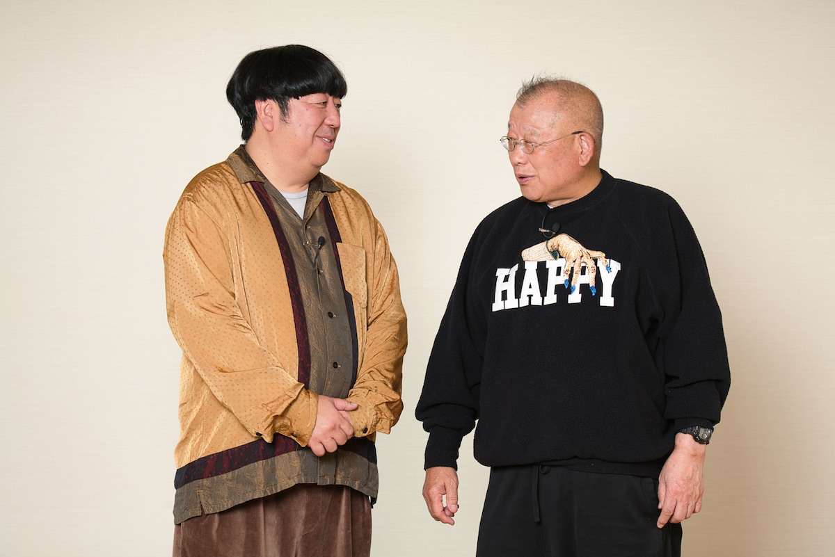 左からバナナマン日村、笑福亭鶴瓶。