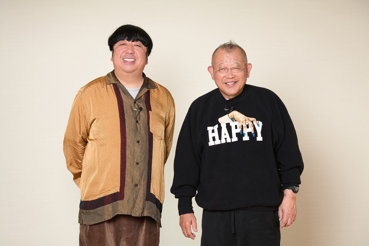 左からバナナマン日村、笑福亭鶴瓶。