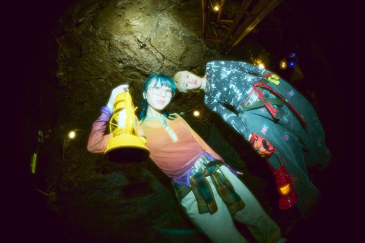 左からAsakura（Vo, G）、takachi（Dr, Track Make）。