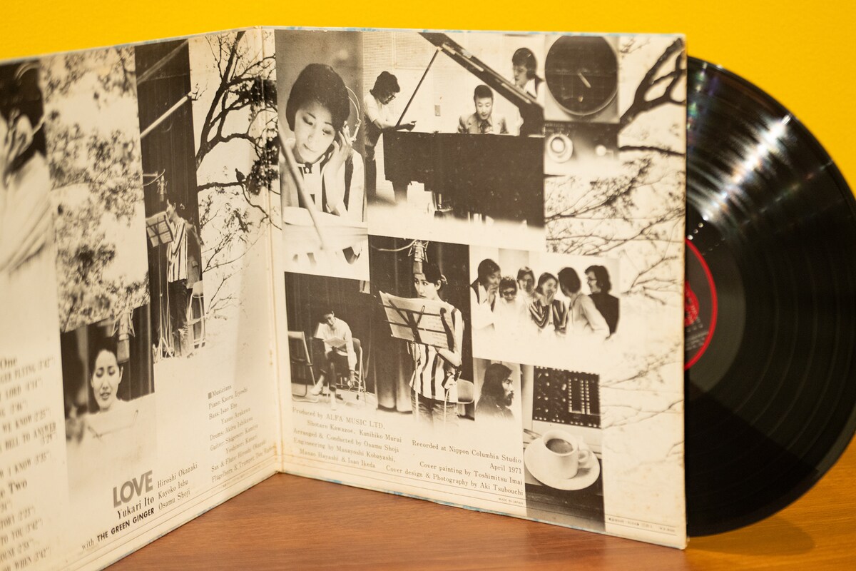 伊東ゆかりとグリーンジンジャー「LOVE」ジャケット見開き。レコーディング中のスナップには、黒縁メガネをかけた若き日の村井邦彦の姿が。