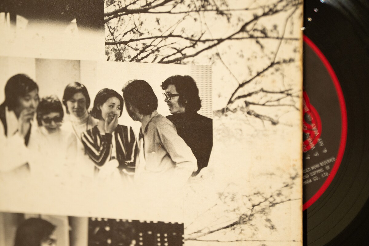 伊東ゆかりとグリーンジンジャー「LOVE」ジャケット見開き。レコーディング中のスナップには、黒縁メガネをかけた若き日の村井邦彦の姿が。