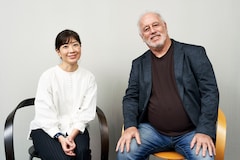 音楽は物語を伝えるための“旅”、ボブ・テルソン（音楽・歌詞）＆小山ゆうな（演出）が語るミュージカル「バグダッド・カフェ」