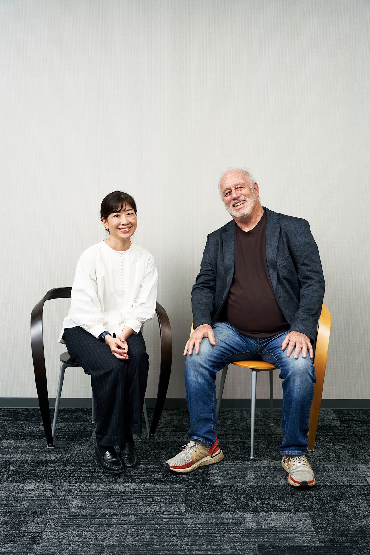 左から小山ゆうな、ボブ・テルソン。