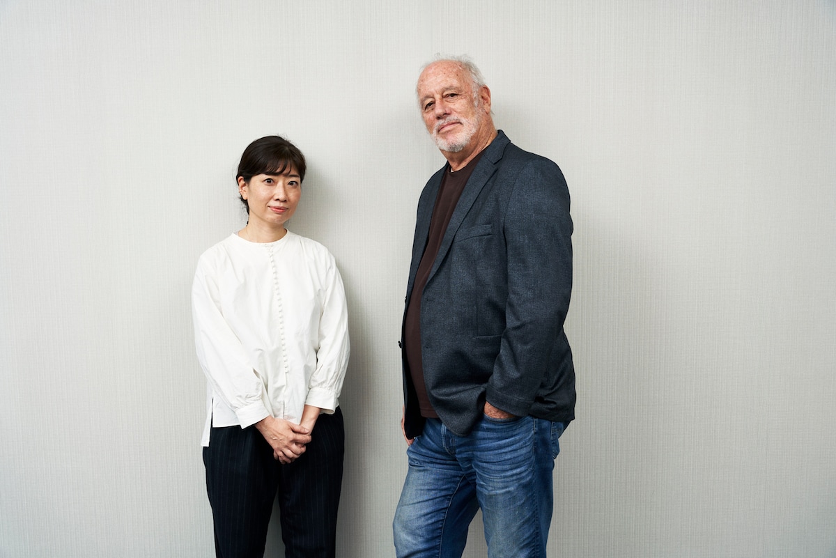 左から小山ゆうな、ボブ・テルソン。