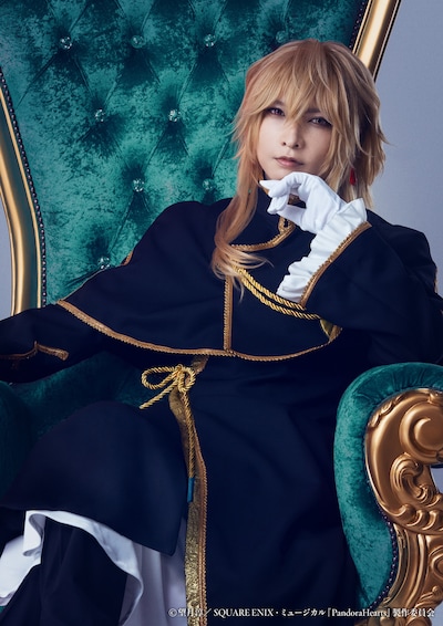 佐々木喜英扮するヴィンセント＝ナイトレイ。