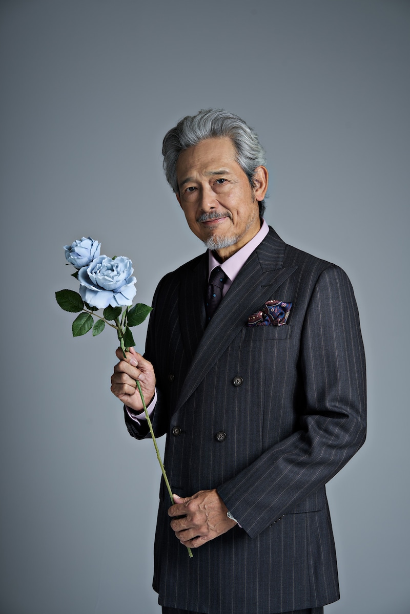 鶴見辰吾扮する語り手。