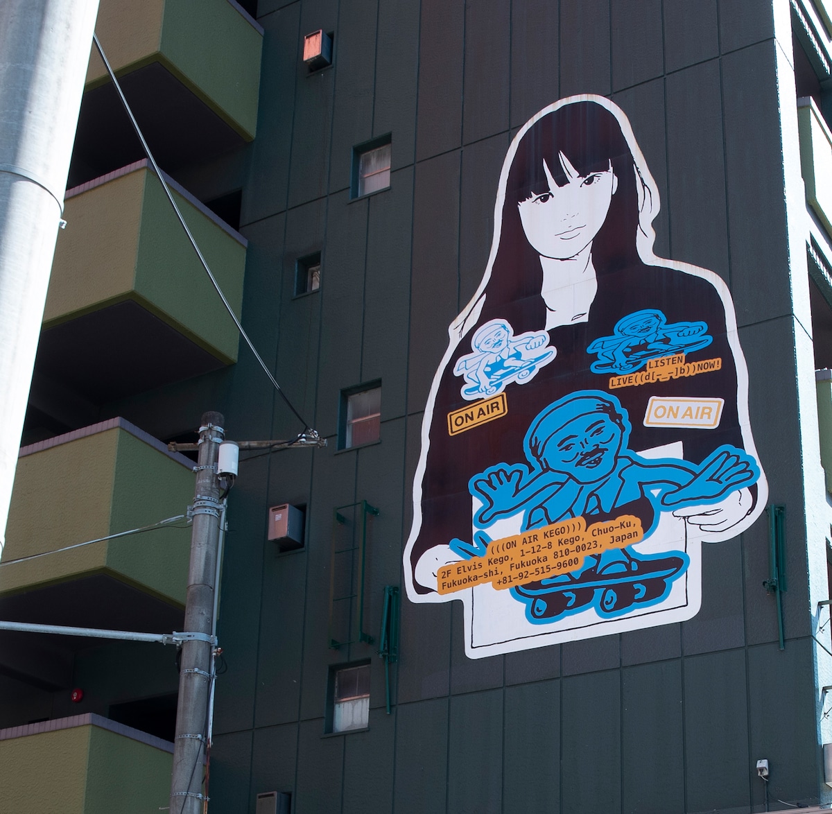 福岡市内の建物に描かれている「ON AIR」のビルボード。