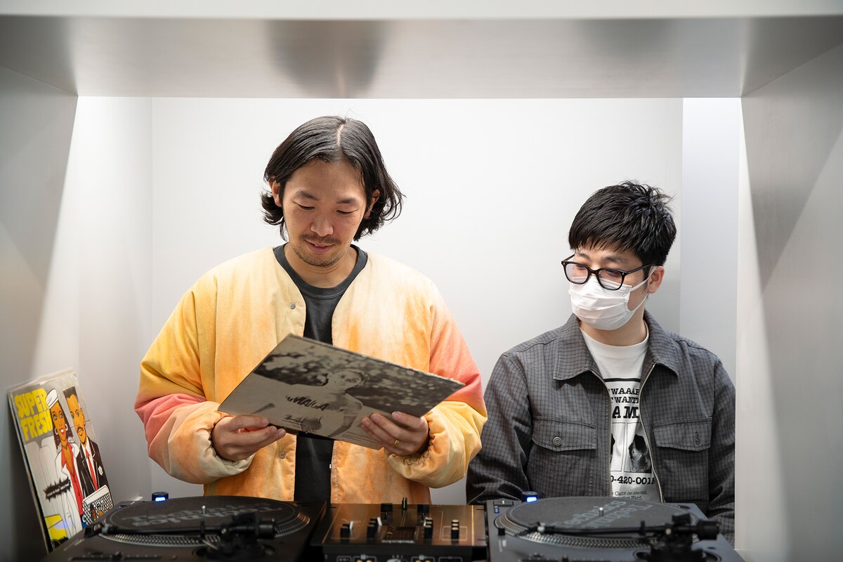 左からNONCHELEEE、KYNE。