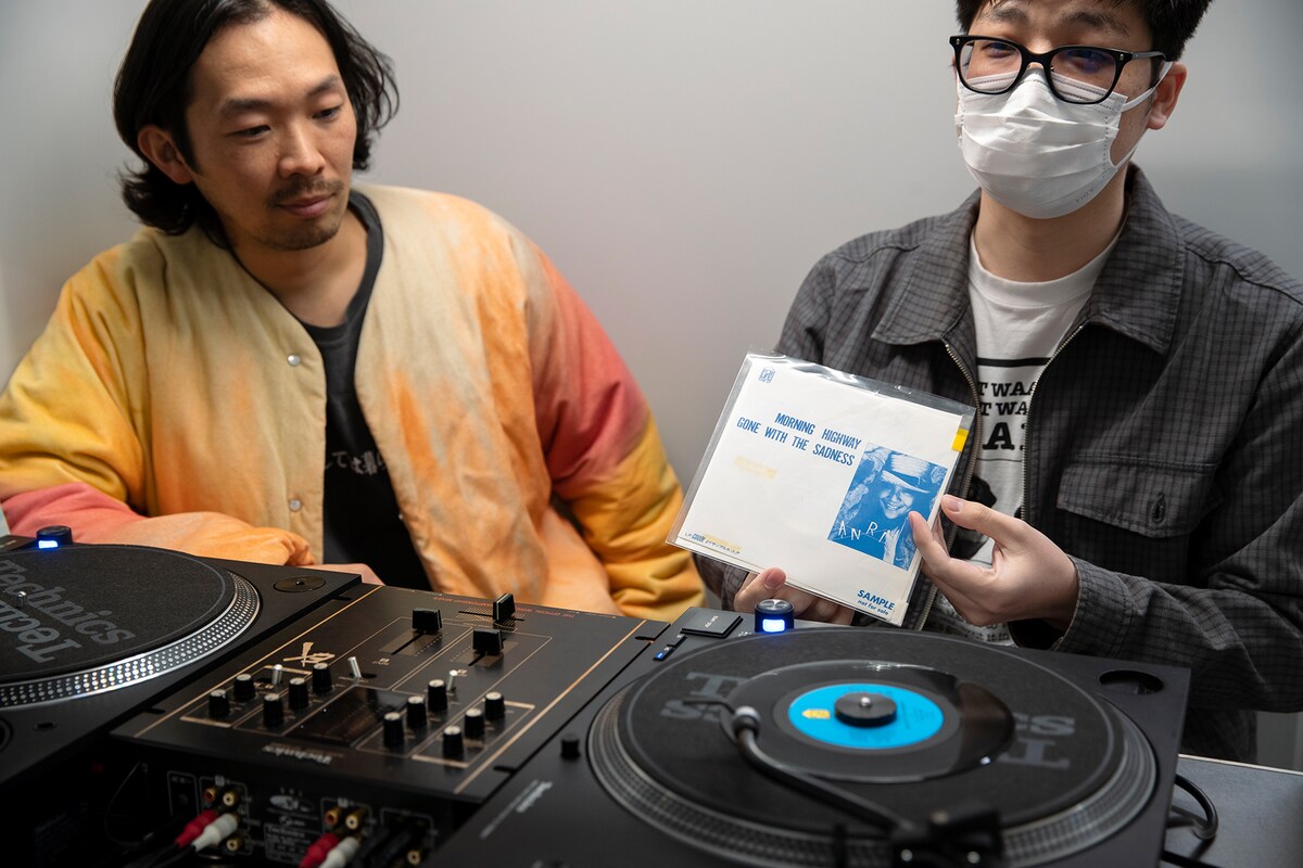 左からNONCHELEEE、KYNE。