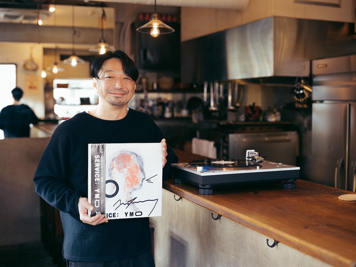 YMO「サーヴィス」のレコードを大切そうに抱える齊藤輝彦。
