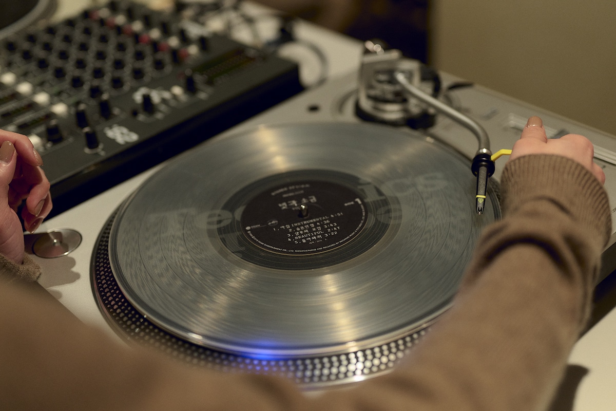 お気に入りのレコードをTechnicsのターンテーブルに乗せる柴田。