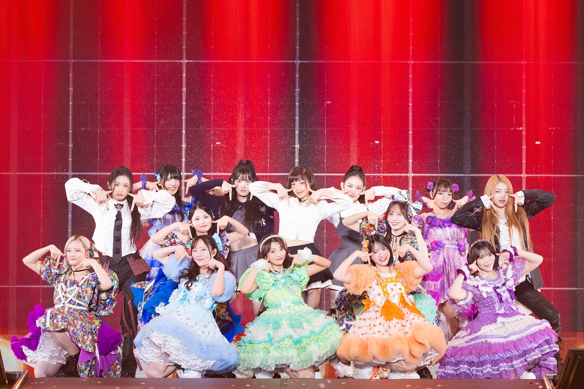 KiiiKiiiとKAWAII LAB.によるコラボステージの様子。