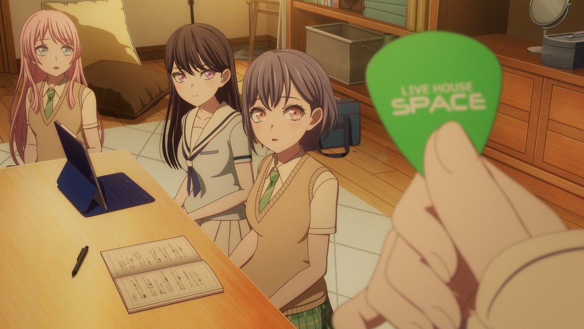 第11話より、楽奈の話を聞く燈たち。