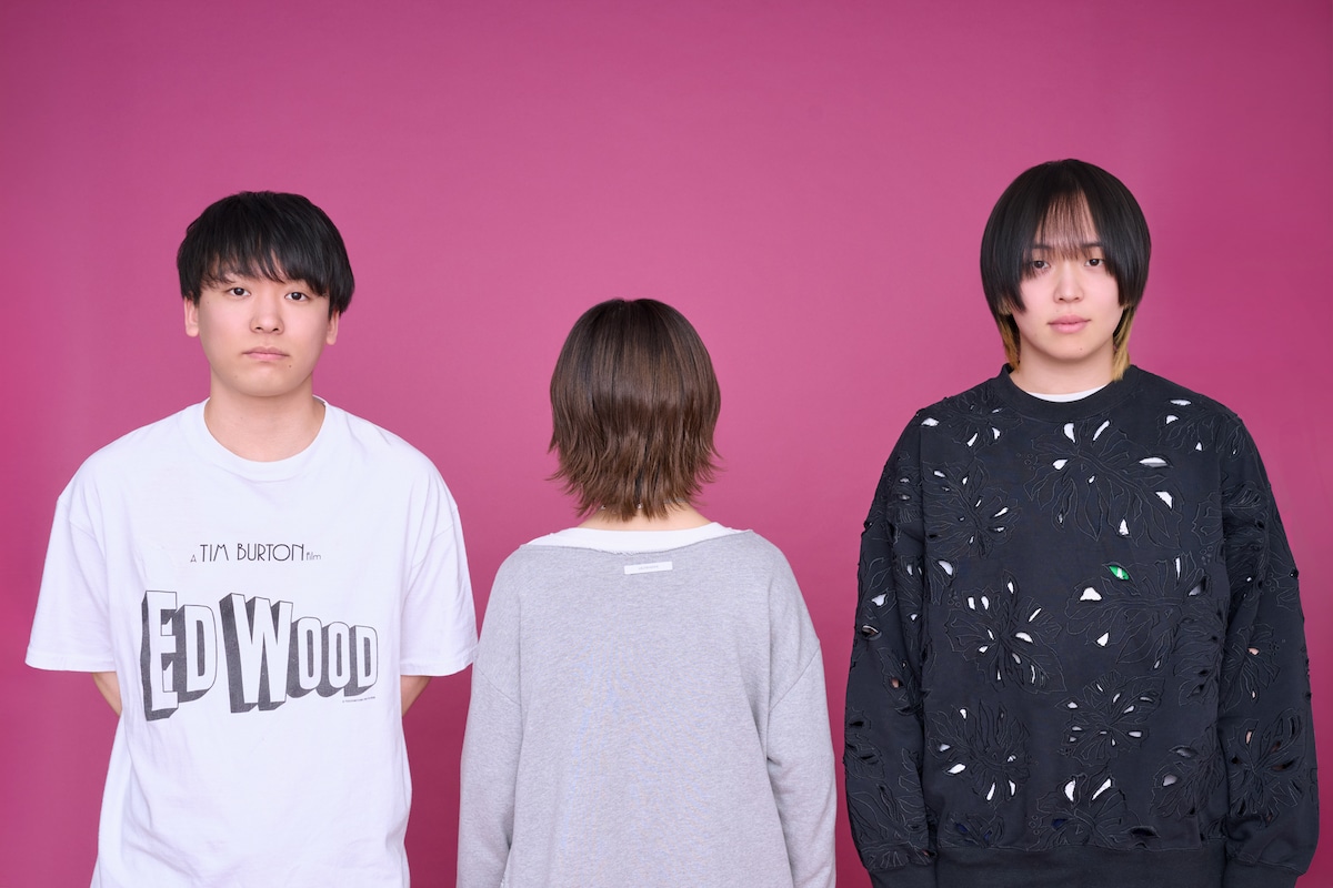 左からこうへい（セカンドバッカー）、なえなの、まさみ（セカンドバッカー）。