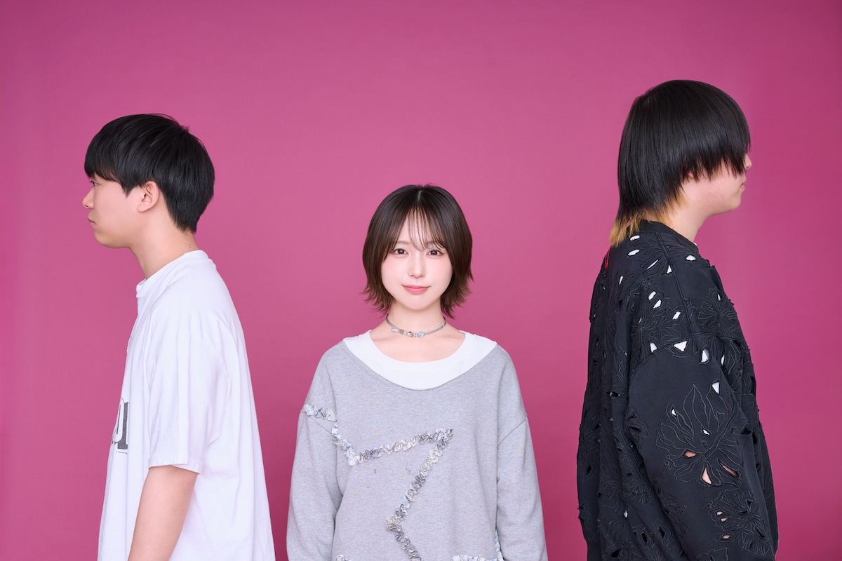 左からこうへい（セカンドバッカー）、なえなの、まさみ（セカンドバッカー）。