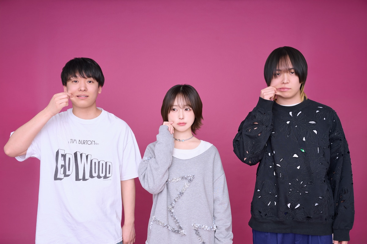 左からこうへい（セカンドバッカー）、なえなの、まさみ（セカンドバッカー）。