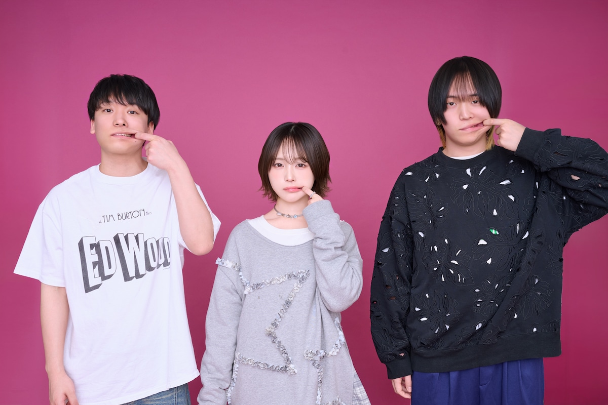 左からこうへい（セカンドバッカー）、なえなの、まさみ（セカンドバッカー）。