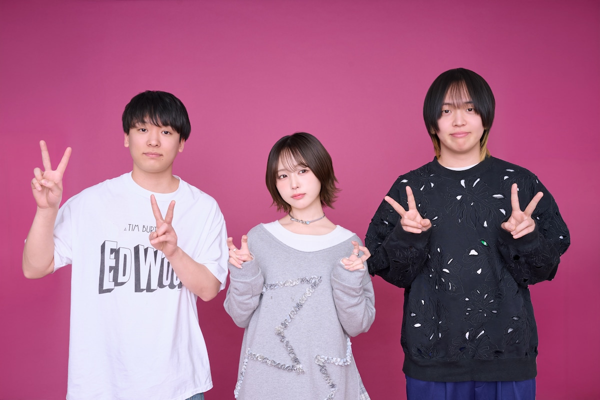 左からこうへい（セカンドバッカー）、なえなの、まさみ（セカンドバッカー）。