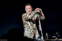 長渕剛「ACOUSTIC HALL TOUR 2026 "JUST ONE"」特集|“かあちゃんの故郷”鹿児島県指宿で響かせた、たぎる魂とあふれる愛の歌