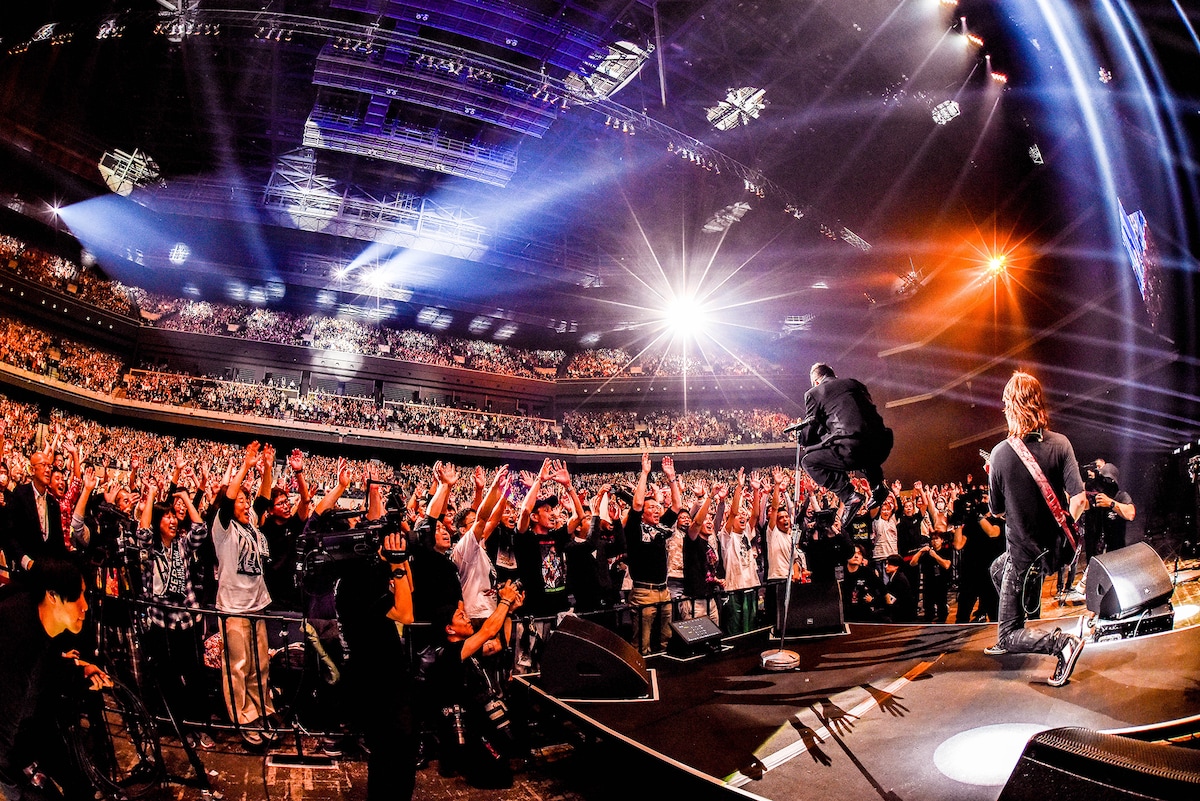 高くジャンプする長渕剛とオーディエンス。（撮影：河上良）