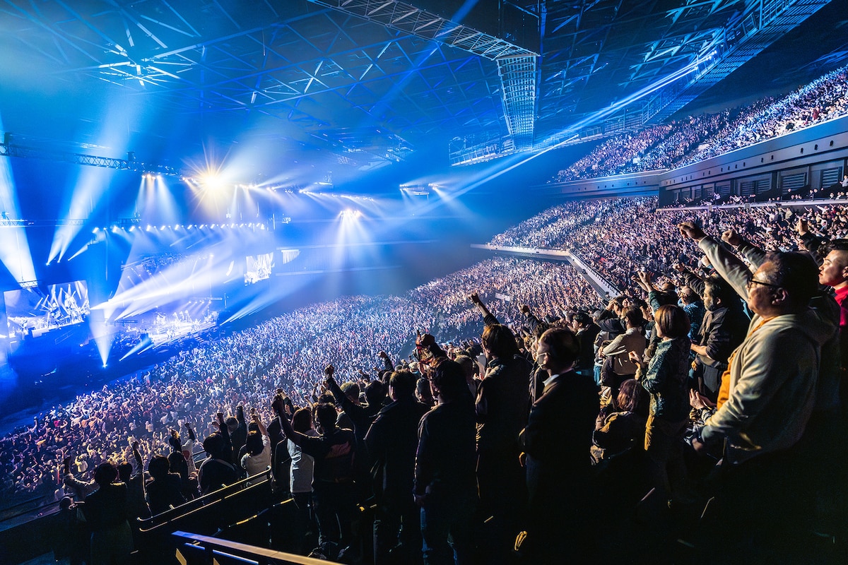 拳を突き上げ大合唱するオーディエンス。（撮影：Hayato Ichihara）