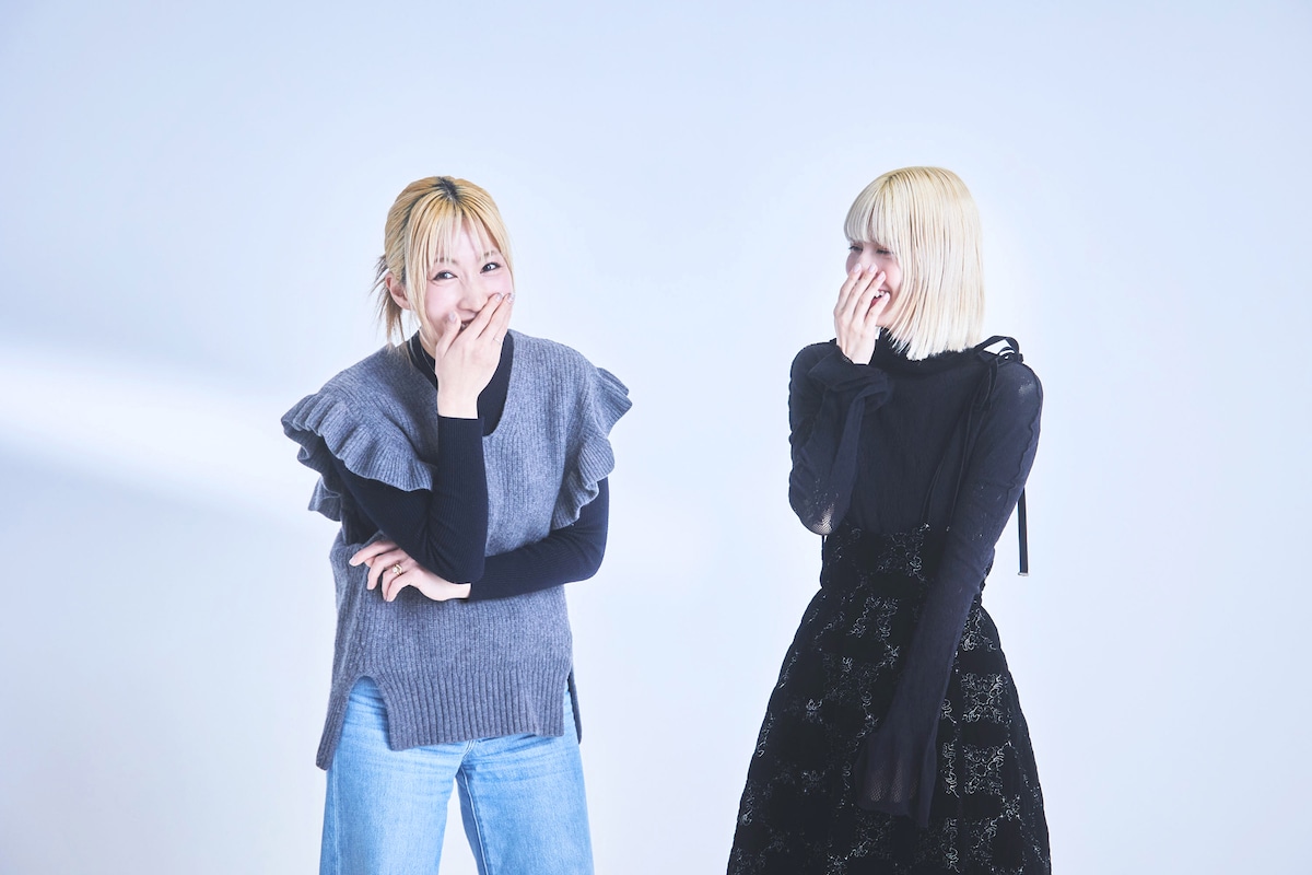 左から中嶋イッキュウ、橋本愛。