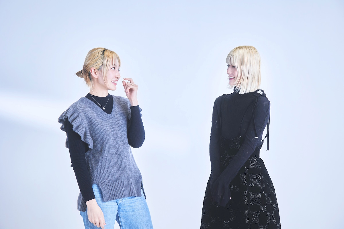 左から中嶋イッキュウ、橋本愛。