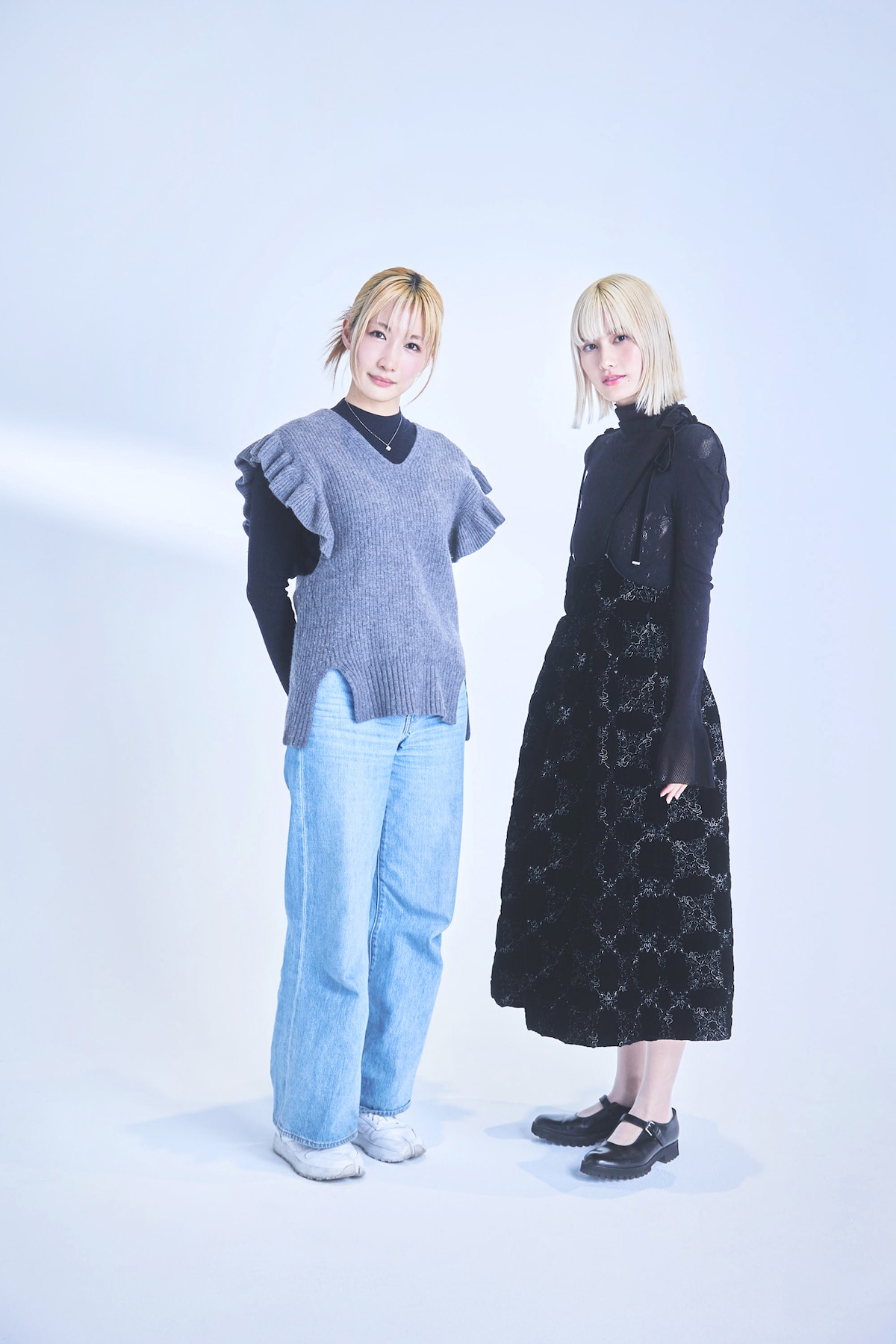 左から中嶋イッキュウ、橋本愛。