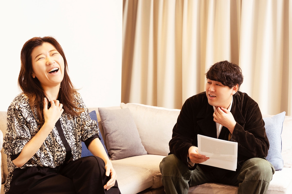 松田優作がキープしたボトルを飲もうとするも畠中にたしなめられるヒコロヒー。