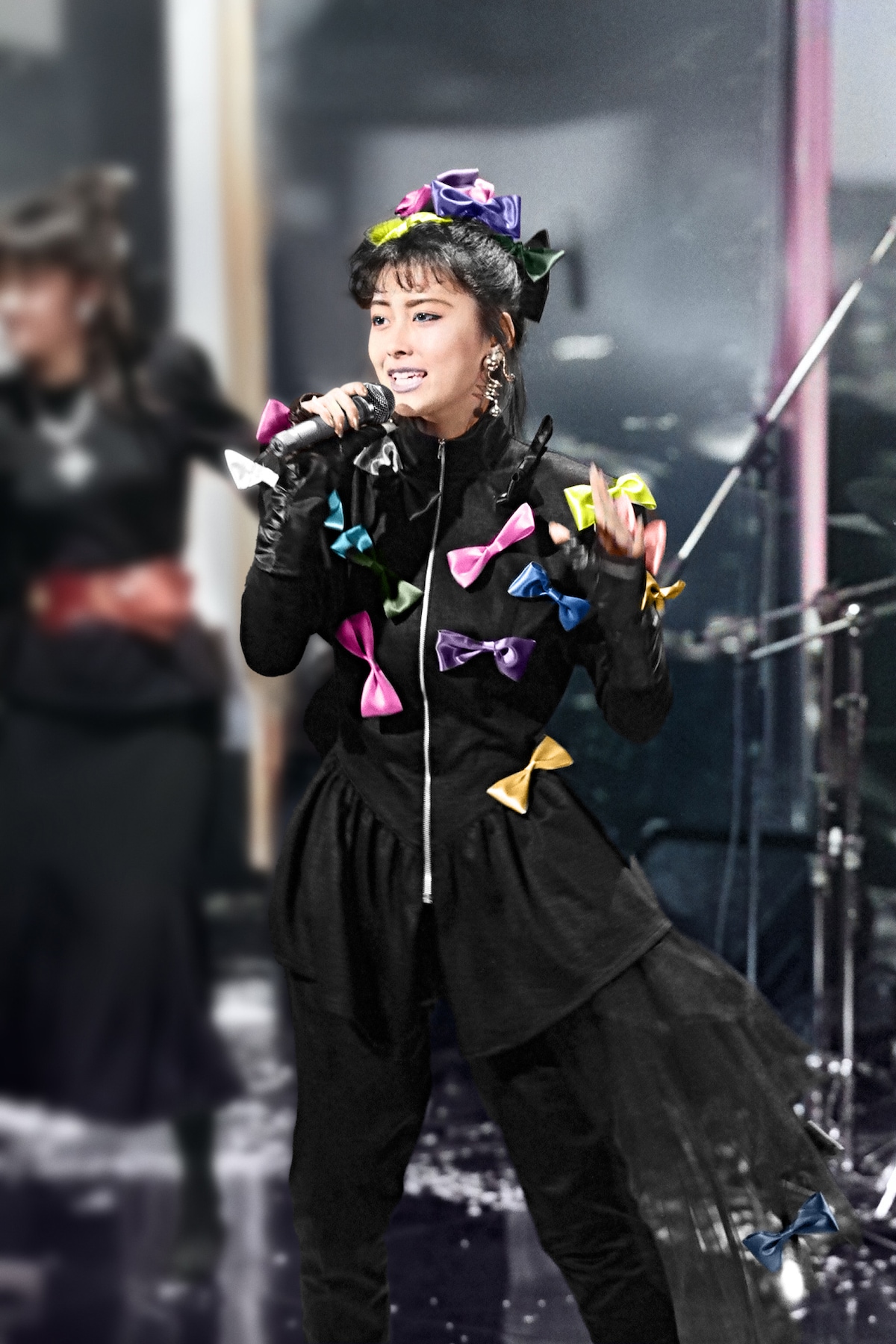 「WAKU WAKUさせて」を歌う中山美穂。