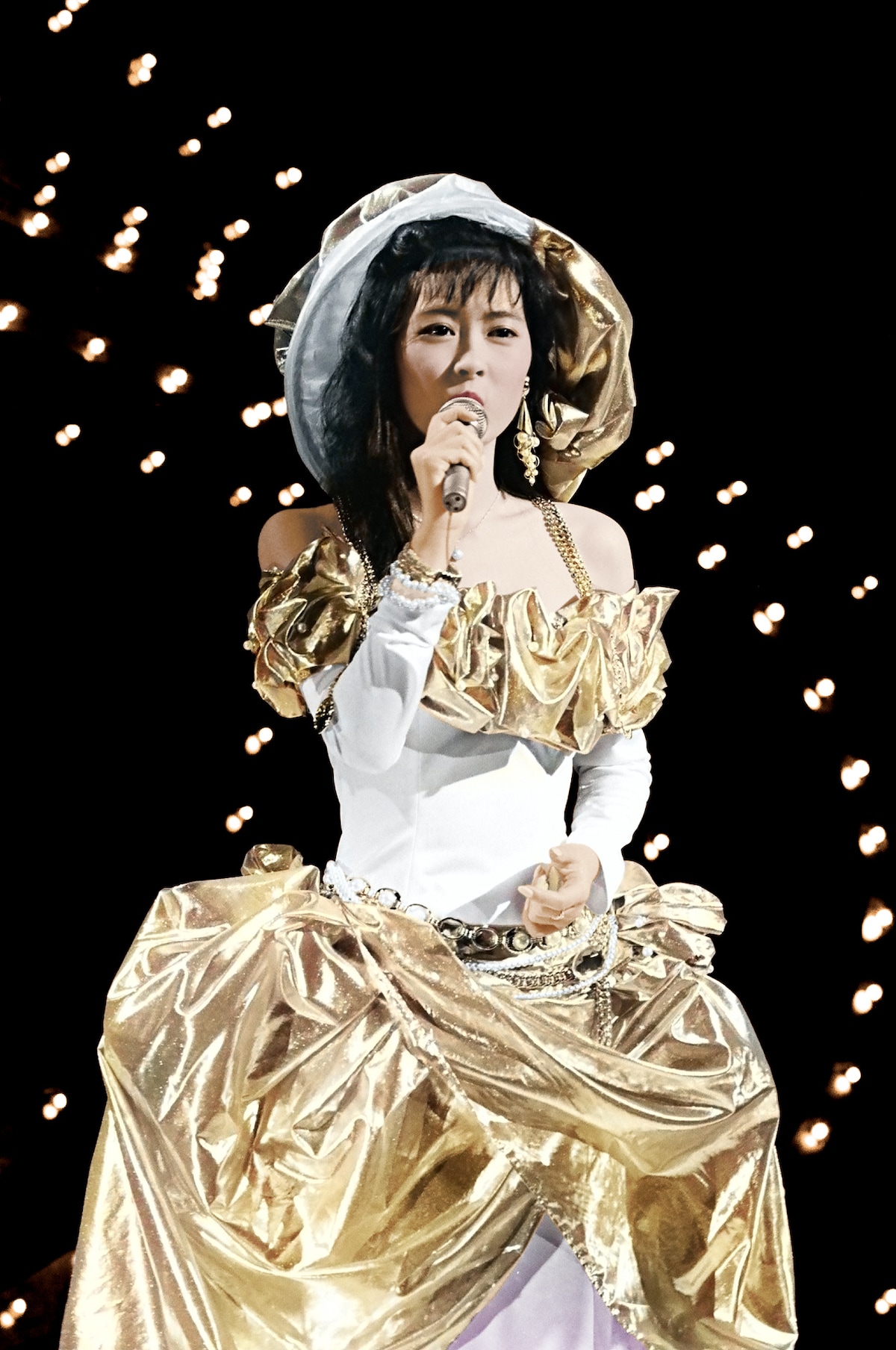 「You’re My Only Shinin’ Star」を歌う中山美穂。