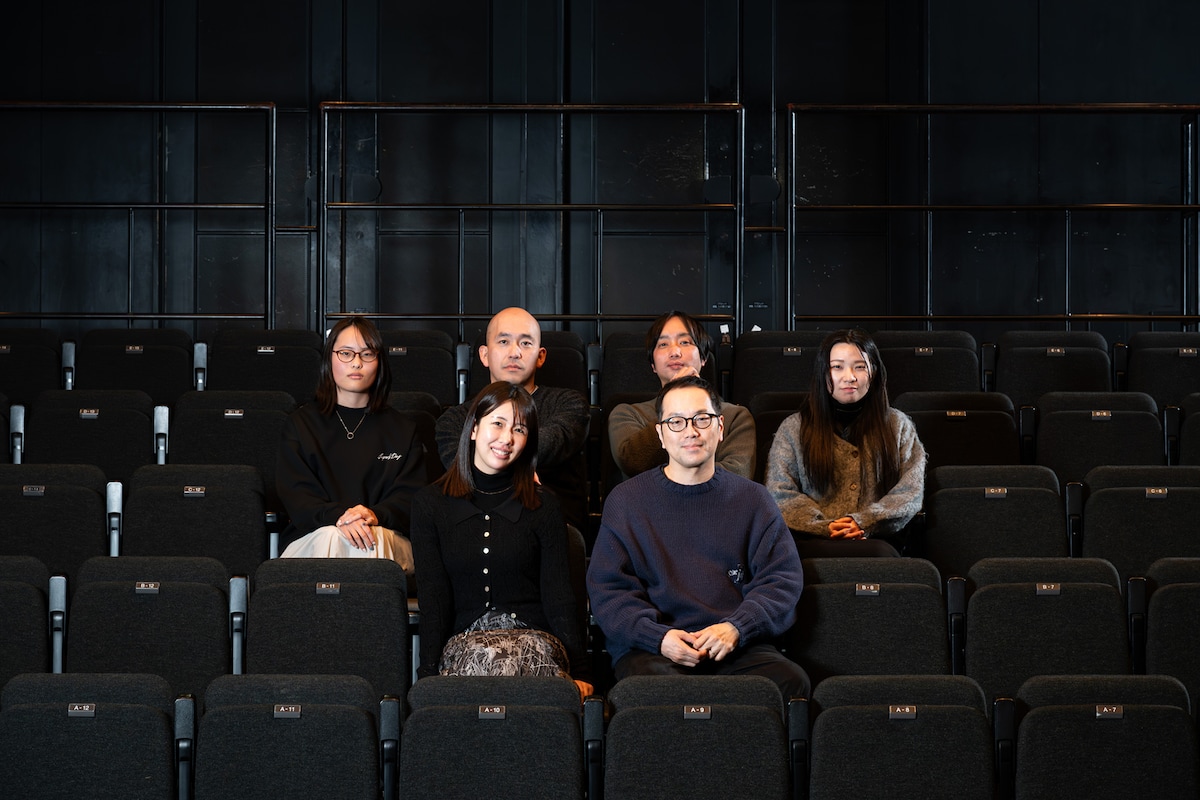 上段左から土屋有彩、太田竜次郎、川北輝、倉田さきか、下段左から綿貫美紀、松井周。