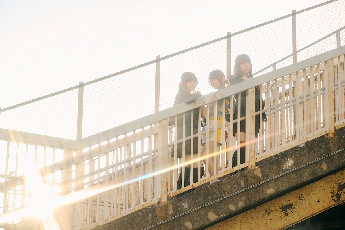 左から朱李(B)、理名(Vo)、夕莉(G)。