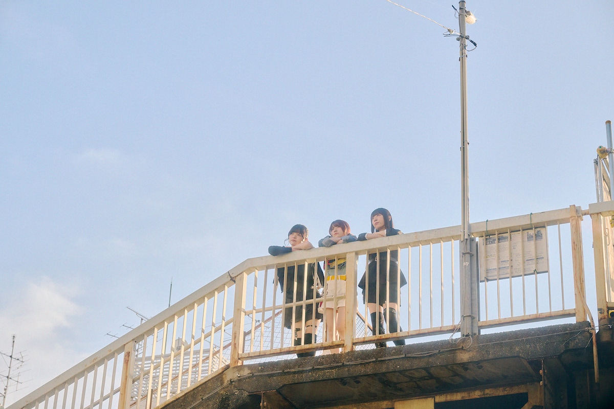 左から朱李(B)、理名(Vo)、夕莉(G)。