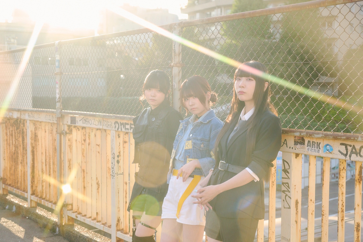 左から朱李(B)、理名(Vo)、夕莉(G)。