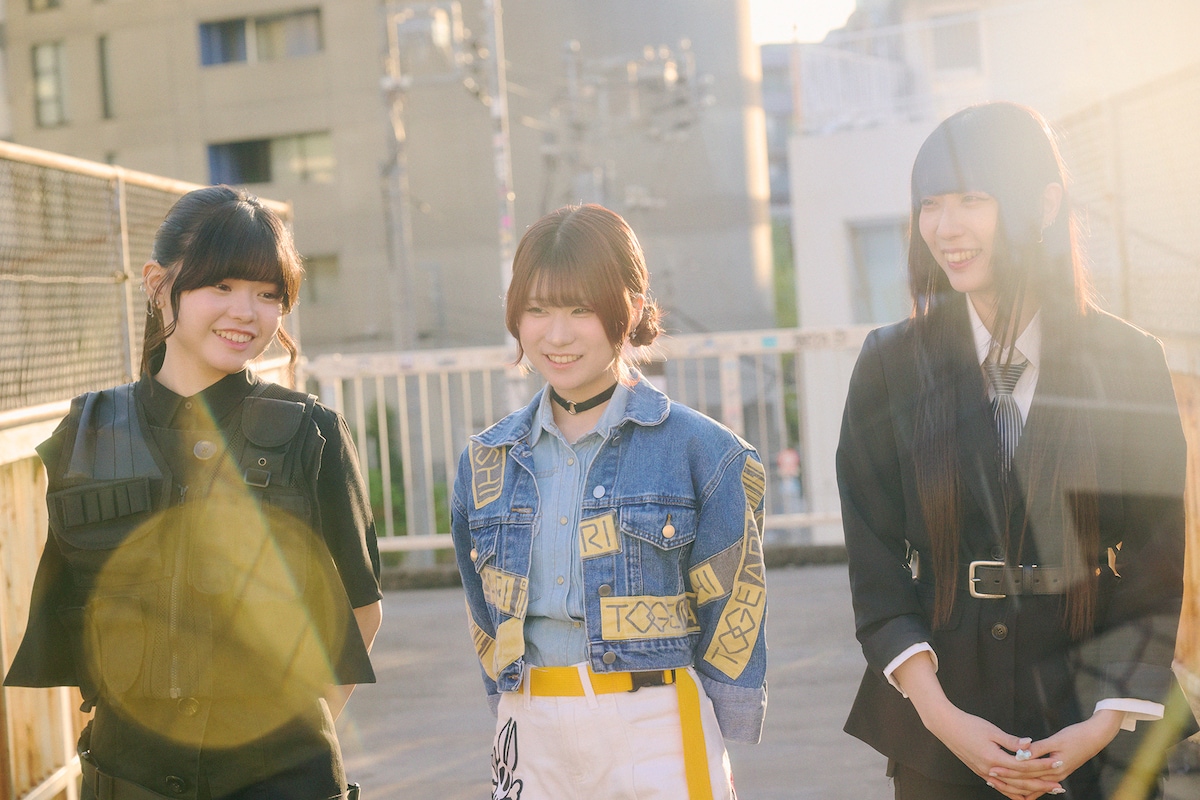 左から朱李(B)、理名(Vo)、夕莉(G)。