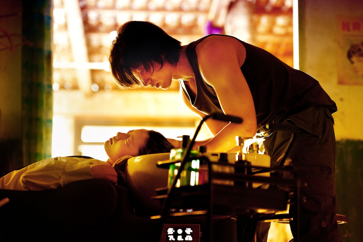 「夏花」場面写真。ホー・ラン(左)は、美容院で髪を洗ってもらったシアオ・ハン(右)に一瞬で心を奪われる。