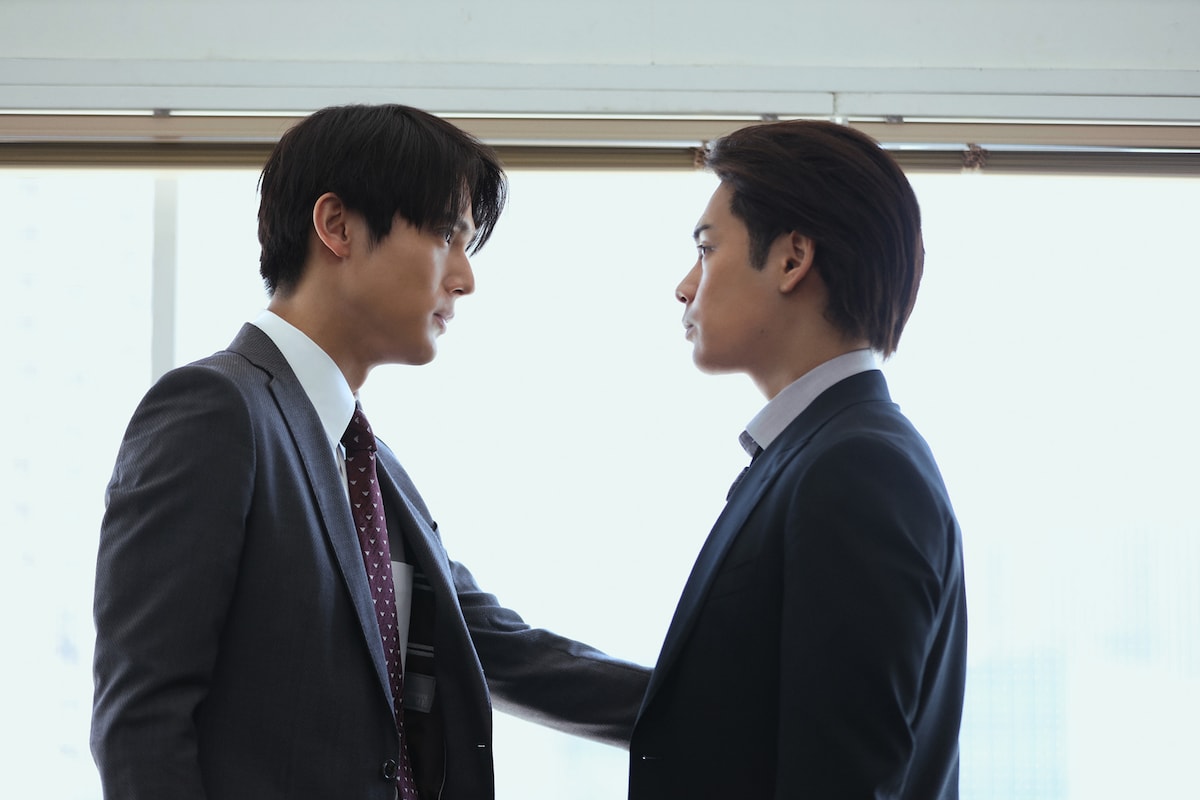 左から中川大志演じる弁護士・宮前光一、柳楽優弥演じる夏目アラタ