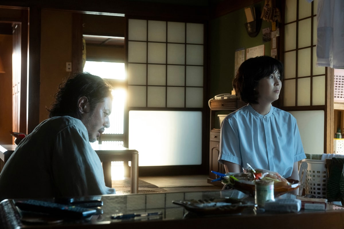 映画「夏の砂の上」より、左からオダギリジョー演じる小浦治、松たか子演じる小浦恵子。