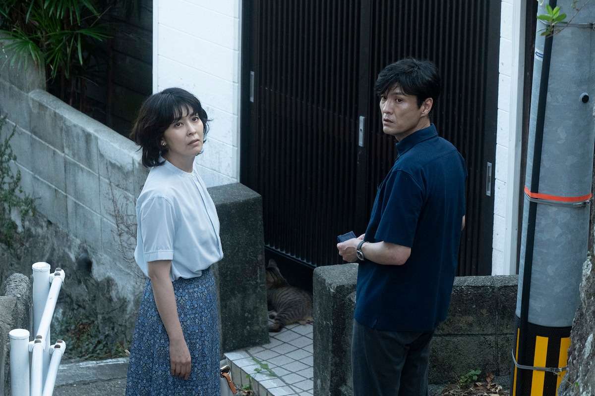 映画「夏の砂の上」より、左から松たか子演じる小浦恵子、森山直太朗演じる陣野航平。