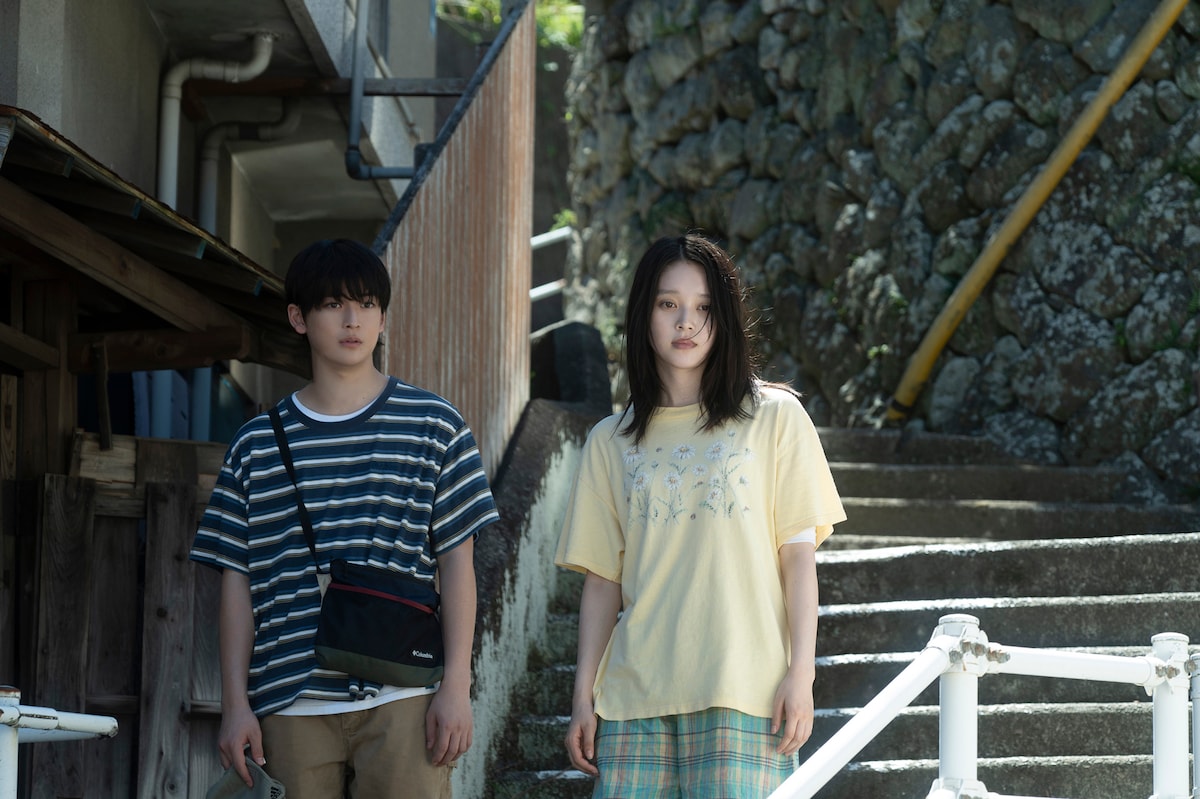 左から高橋文哉演じる立山孝太郎、髙石あかり演じる川上優子。