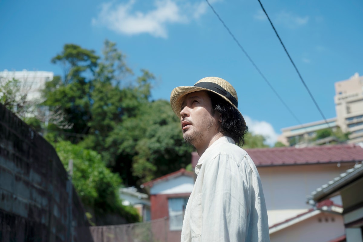 映画「夏の砂の上」より、オダギリジョー演じる小浦治。