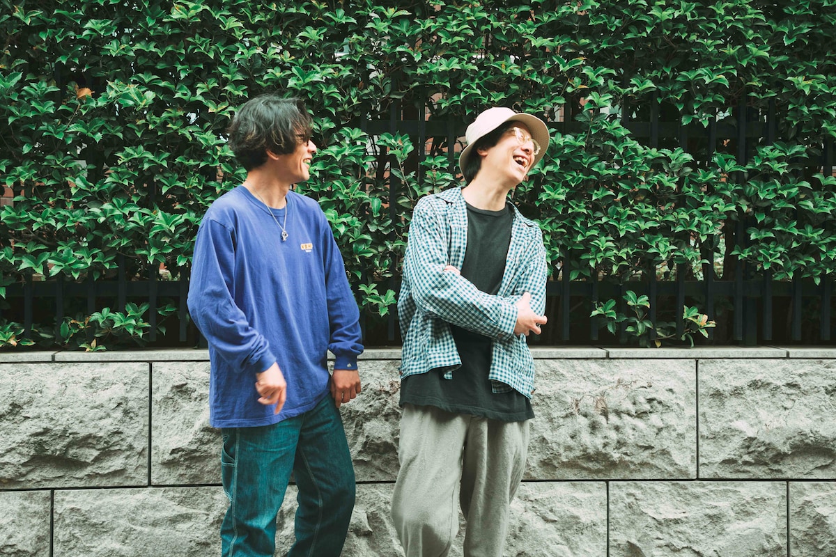 腕時計のような位置に付いたごはん粒をホリエアツシに見せる村松拓。