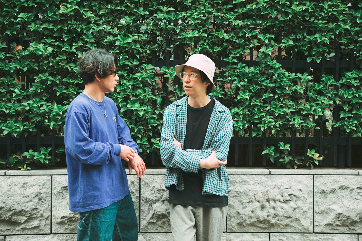 腕時計のような位置に付いたごはん粒をホリエアツシに見せる村松拓。