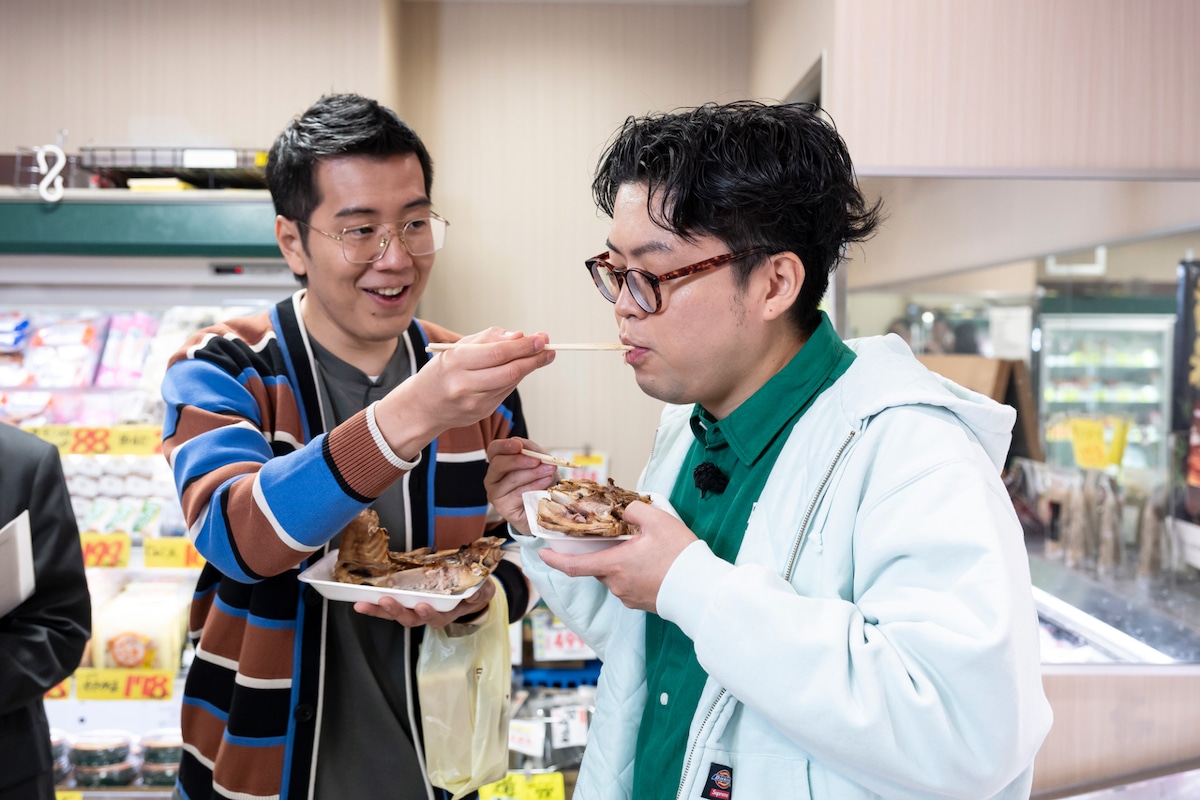 マグロのカマを食べるヤーレンズ出井（右）