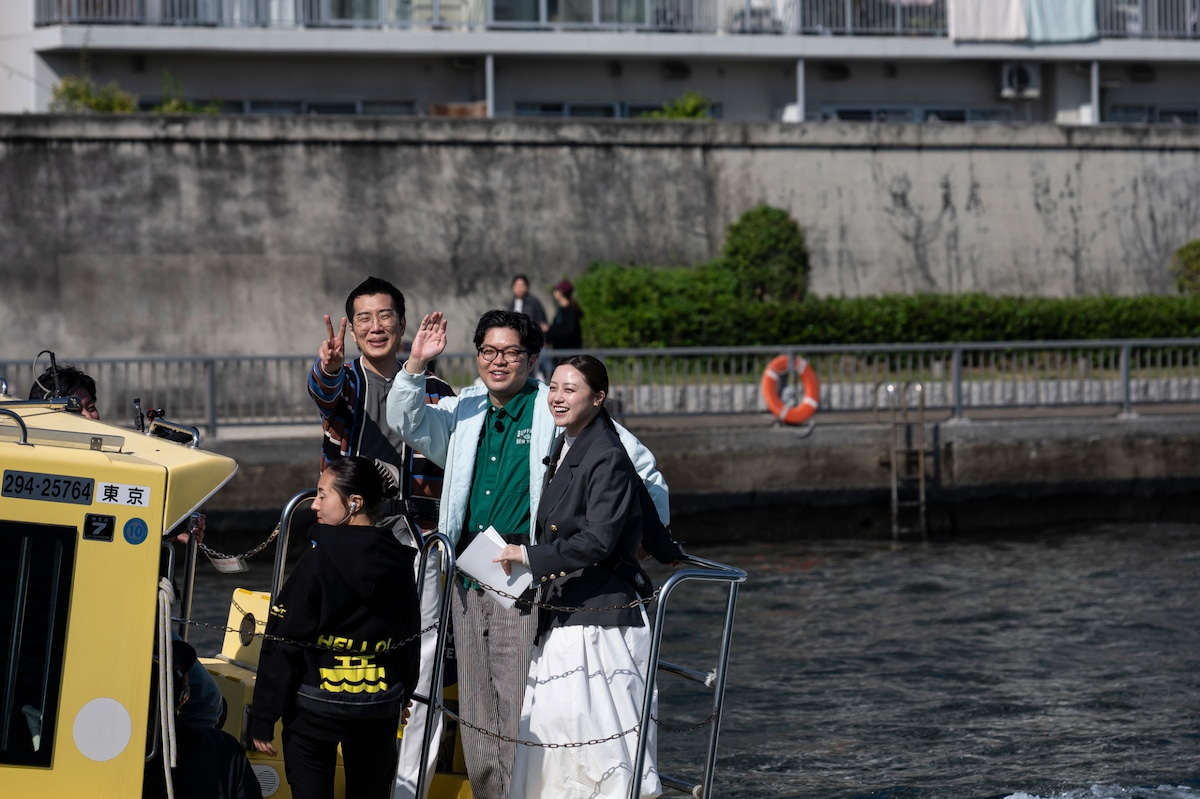 水上タクシーに乗って移動するヤーレンズ