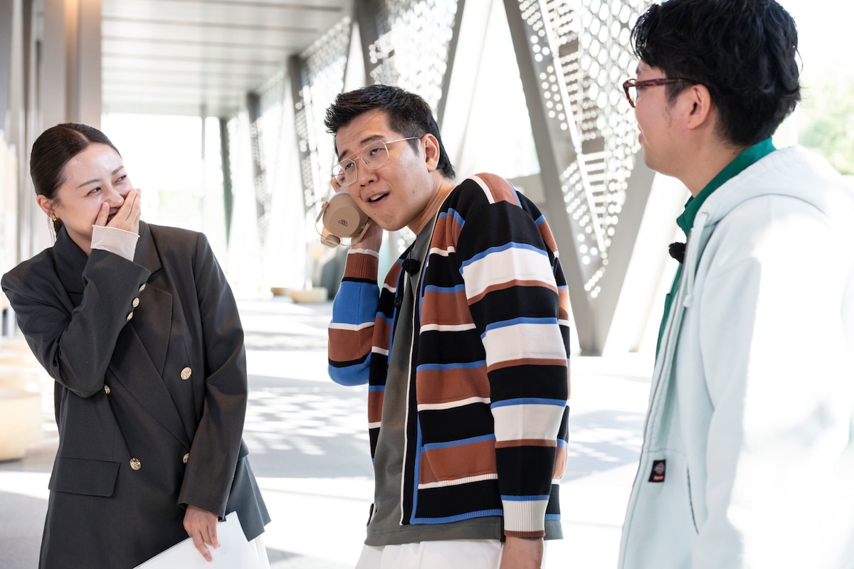 美術館でボケるヤーレンズ楢原（中央）